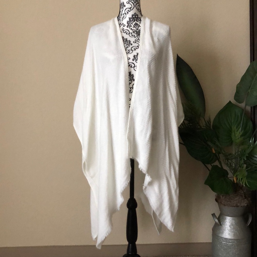 5/$25 • Off white poncho